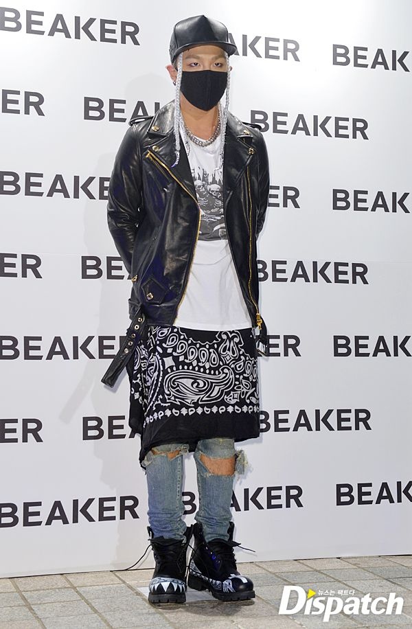 Thành viên TaeYang của Big Bang cũng đã từng bị chỉ trích vì chọn trang phục kém lịch thiệp khi dự sự kiện. Ngoài ra, xét về phương diện thời trang, bộ đồ này khiến đôi chân của anh ngắn đi vài phần.