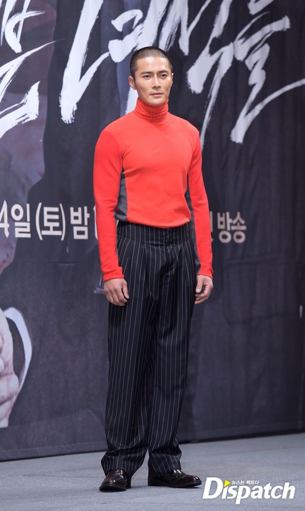 Chiếc áo len đỏ cao cổ ôm sát cùng với quần vải kẻ sọc suông đã biến nam diễn viên Jo Dong Hyuk trở thành “khủng bố thời trang” trong một sự kiện mà anh tham dự.
