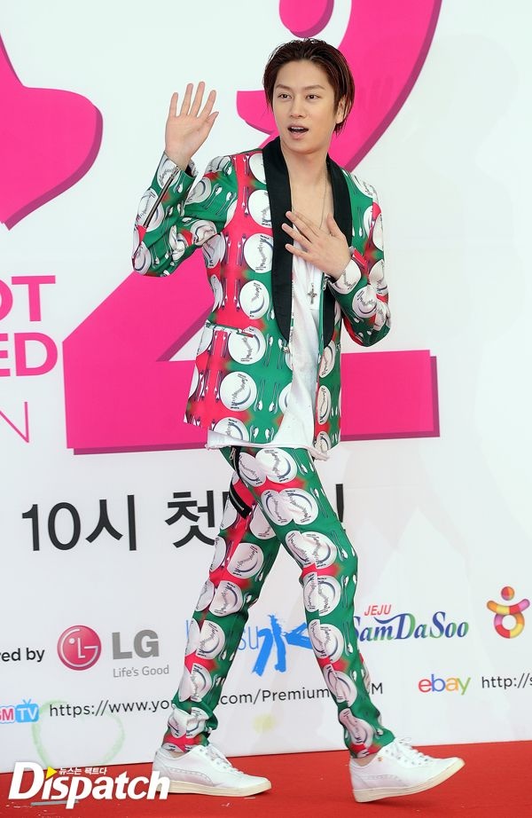 Thành viên Heechul (Super Junior) luôn biết cách tạo ra cho riêng mình một phong cách thời trang độc đáo nhưng khi diện bộ trang phục lòe loẹt như thế này, trông anh chàng y như một “bà thím chính hiệu”.