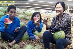 Nguyen Thi Loan buon 3 tan dua hau ung ho nong dan hinh anh