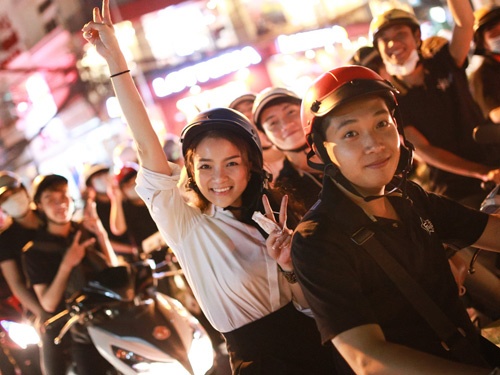 Thuy Top di xe may phat com luc nua dem hinh anh