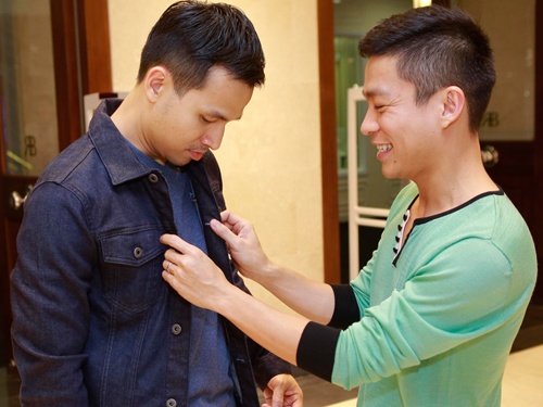 NTK Adrian Anh Tuan cham soc ban doi dong tinh o su kien hinh anh