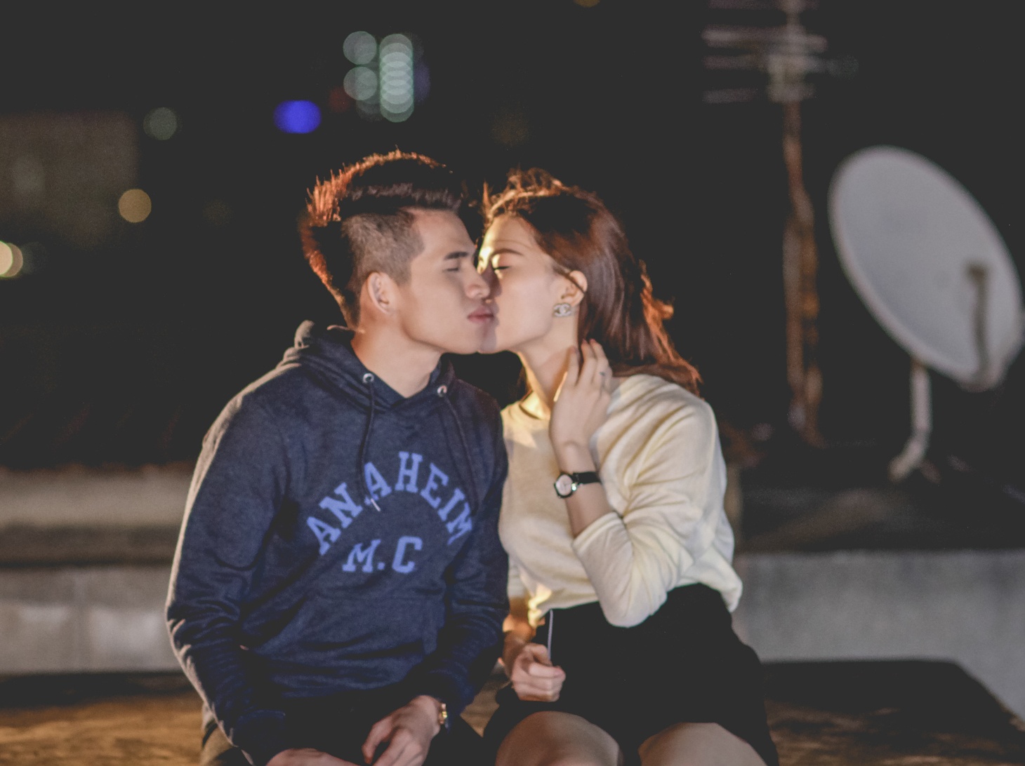 Quoc Thien khoa moi hot girl trong MV 'Lo mai nay