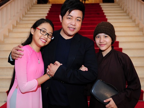 Con gai nuoi Quang Le khong duoc mac ao nau len san khau hinh anh