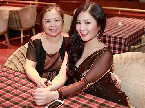 Huong Tram duoc me thap tung di dien o Ha Noi sau lenh cam hinh anh