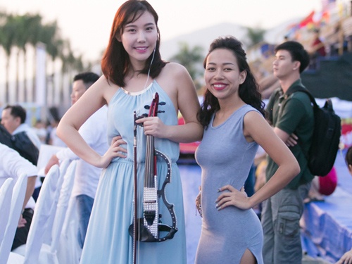 My nhan violin Han Quoc bieu dien o le hoi phao hoa Da Nang hinh anh