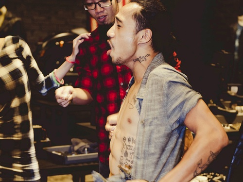 Pham Anh Khoa phanh ao khoe loat hinh xam o bung hinh anh