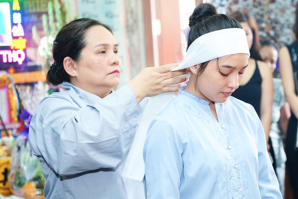 Me va vo khoc ngat trong le kham liem cua Duy Nhan hinh anh