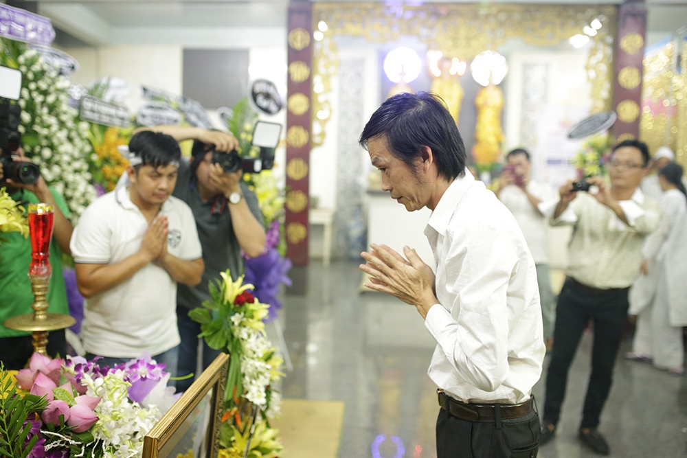 Khuya 8/5, sau khi hoàn tất công việc biểu diễn, danh hài Hoài Linh dành thời gian đến thắp cho Duy Nhân nén hương tiễn biệt.