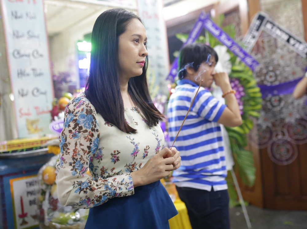 Thanh Thúy lặng người trước linh cữu của người mẫu sinh năm 1986.  