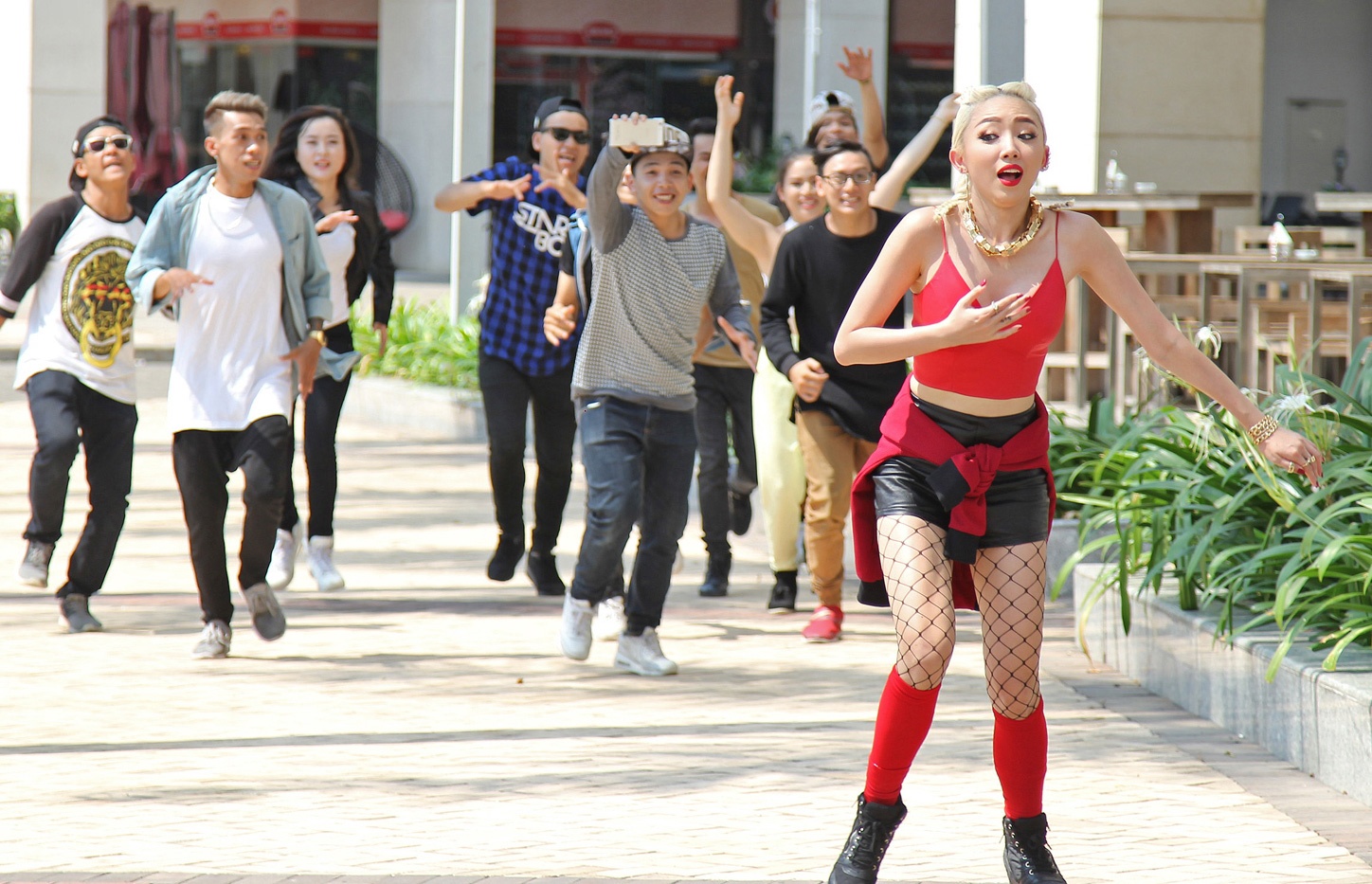 Ca khuc Ngay mai - phien ban vu dieu cong chieng cua Toc Tien hinh anh