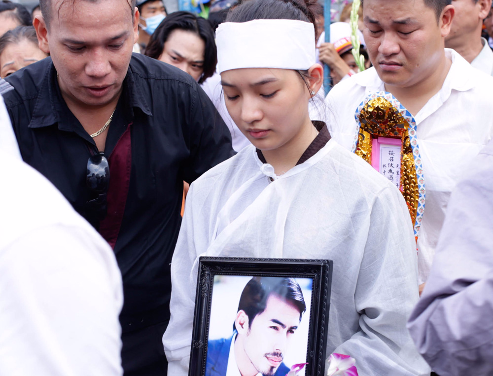 Nguoi dan dung chat duong tien Duy Nhan hinh anh