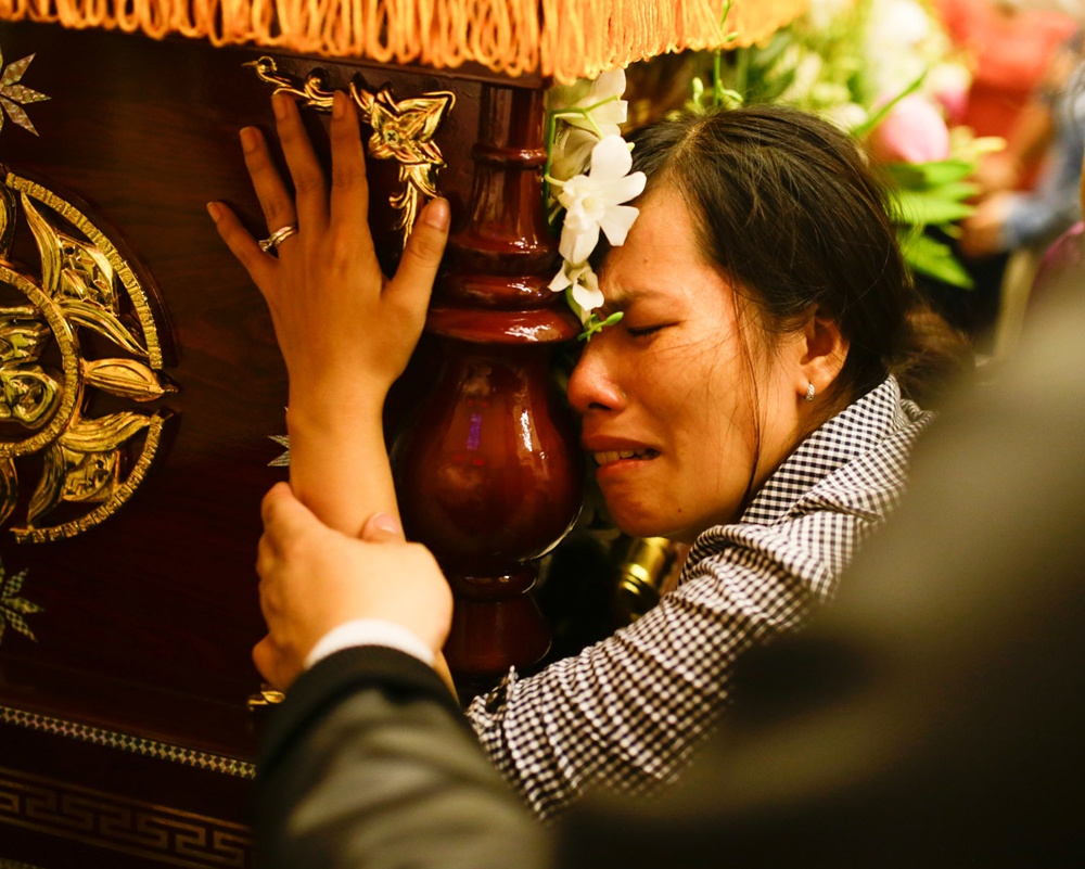 Me va chi ngat xiu trong le hoa tang Duy Nhan hinh anh