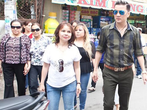 Dam Vinh Hung dung tien phung dieu ong ngoai di tu thien hinh anh