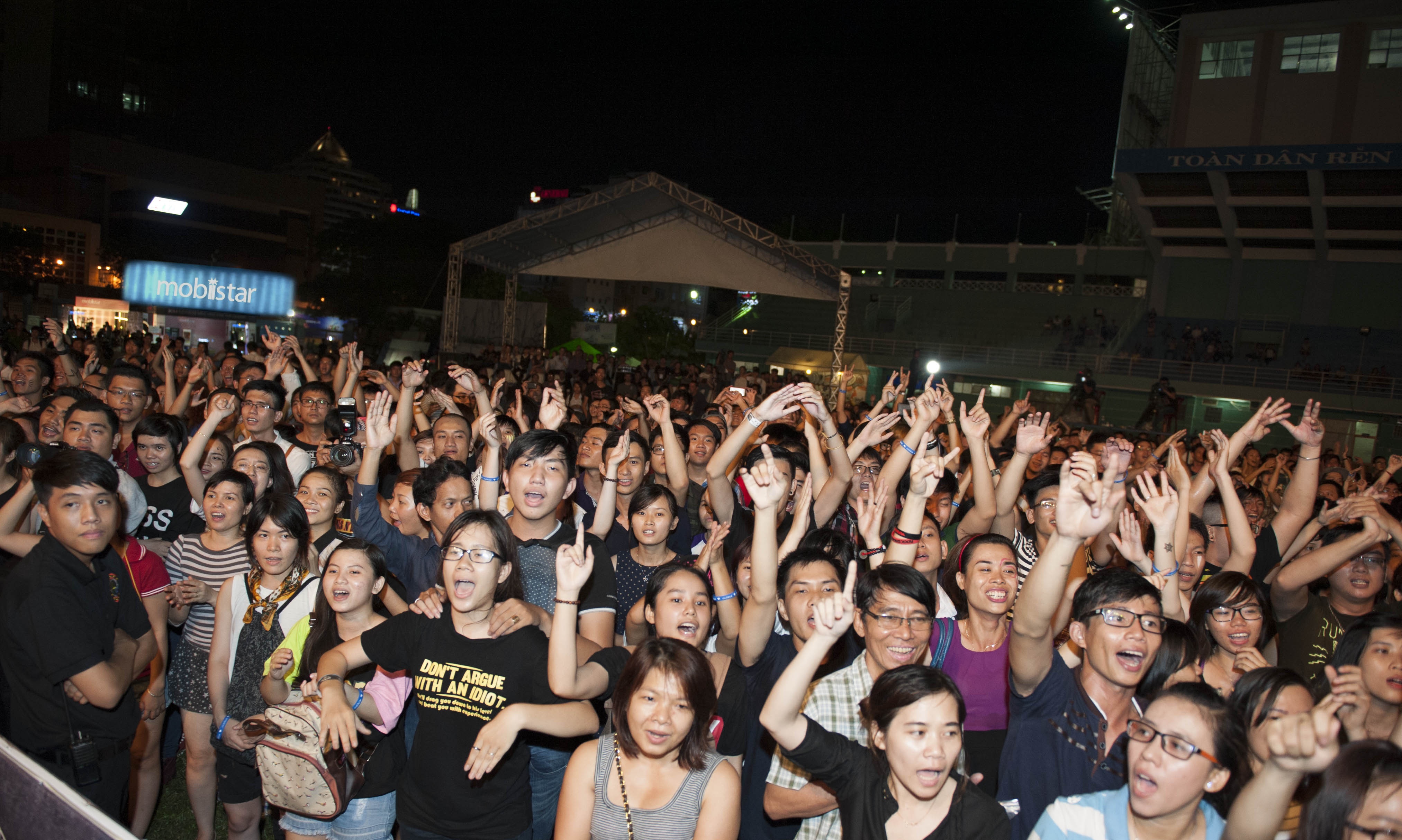 Nam ca sĩ xuống tận sân vận động vừa hát vừa giao lưu cùng khán giả. Anh chia sẻ, trong thời gian sắp tới, sẽ tiếp tục thực hiện các dự án mới và lưu diễn phục vụ khán giả yêu rock trên cả nước. 