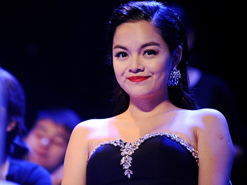 Pham Quynh Anh mac goi cam ngoi ghe nong game show hinh anh