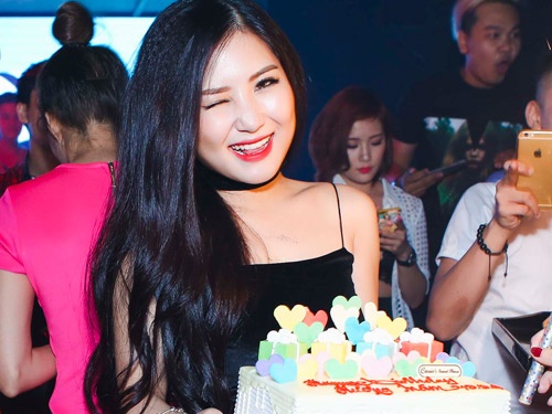 Huong Tram mac sexy, to chuc sinh nhat trong bar hinh anh
