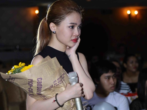 Giang Hong Ngoc roi nuoc mat trong buoi hop fan hinh anh