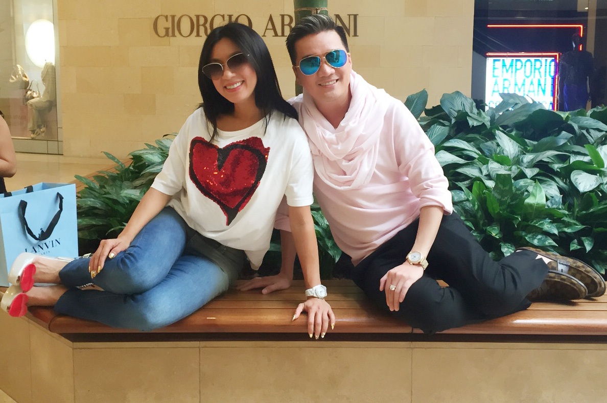 Cả hai thân thiết, xưng tên và cười giỡn vô tư như trẻ con. Hiện cô định cư và hoạt động ca hát tại Mỹ. Y Phụng vừa ra mắt album nhạc tình. 