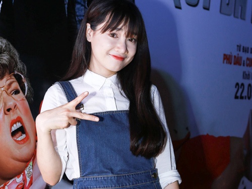 Nha Phuong dien mot nu sinh di xem phim hinh anh