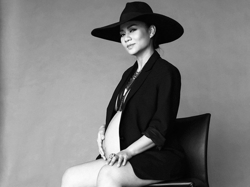 Thu Minh ban nude khoe bung bau hinh anh