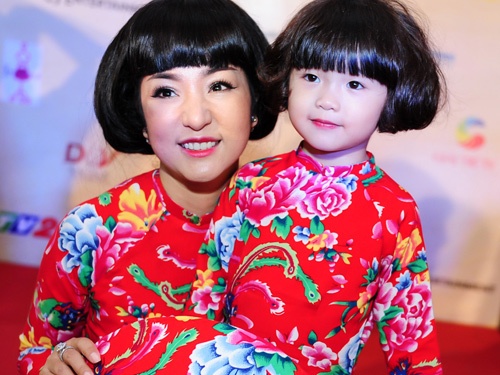 Thuy Nga va con gai dien ao dai 'chan cong' hinh anh