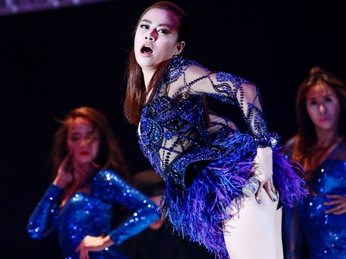 Hoang Thuy Linh nhay boc lua tren san khau hinh anh