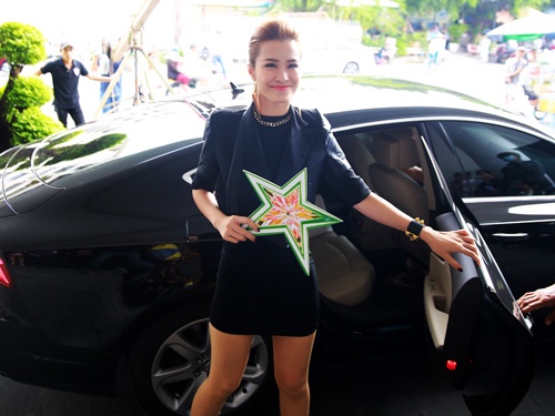 Dong Nhi, Quang Ha duoc dua don bang xe sang hinh anh