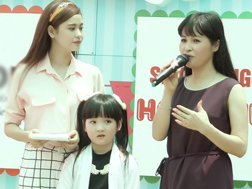 Truong Quynh Anh hoi ngo a quan Bich Ngoc o su kien hinh anh