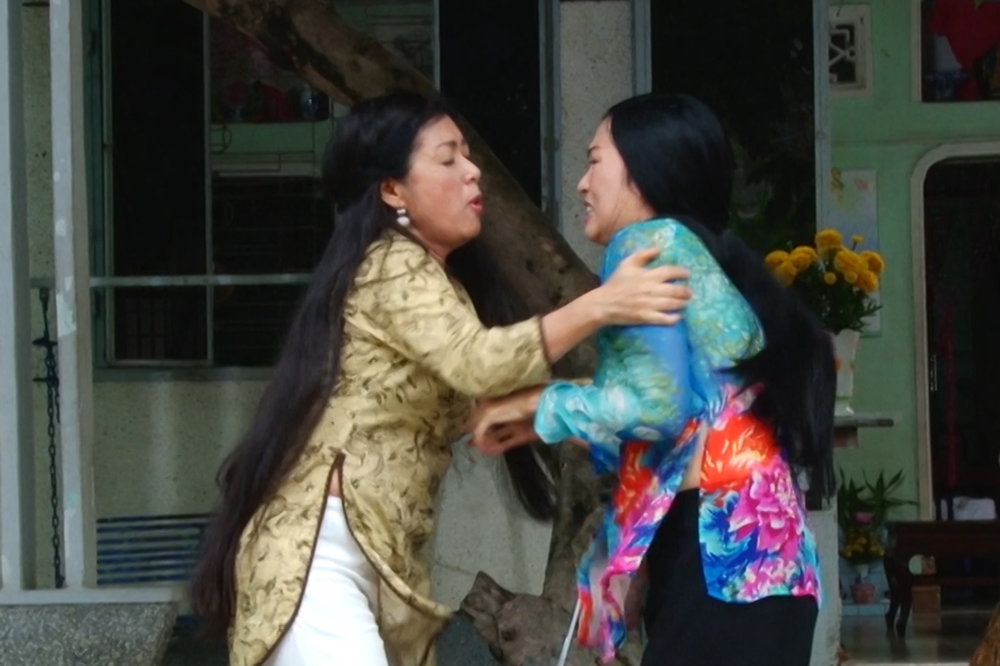 Hau truong canh danh nhau cua Phuong Thanh va nghe si Thanh Thuy trong phim hinh anh