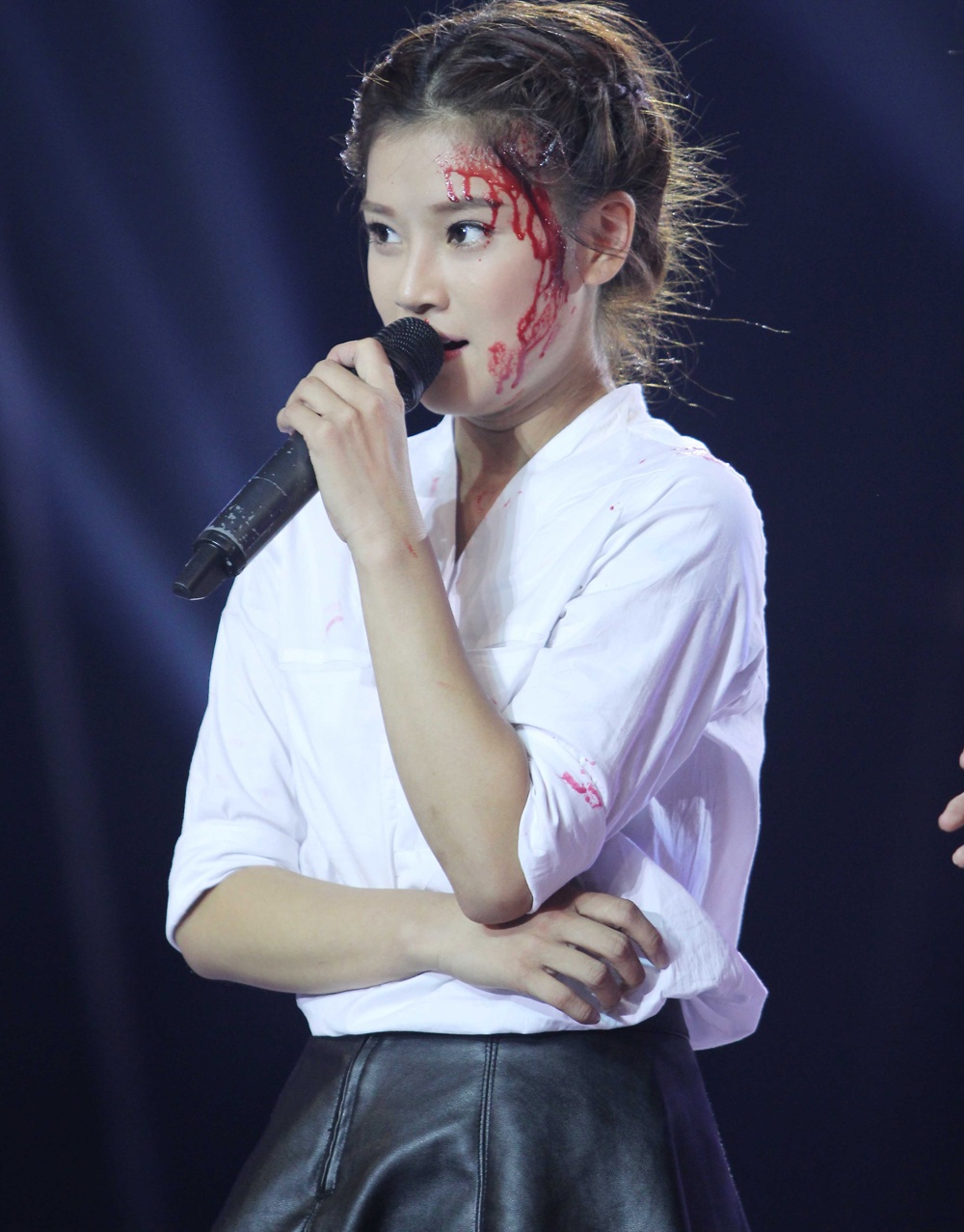 Bên cạnh đó, giám khảo Quang Đăng lại cho rằng Hoàng Yến rất may mắn khi có điểm mạnh là gương mặt khả ái, một cơ thể để nhảy múa rất tốt cùng người biên đạo giỏi. Chính điều đó đã tạo nên một tiết mục không thể chê vào đâu được.  Sau cơn mưa lời khen, Hoàng Yến nhận được số điểm tối đa là 3 ngôi sao xanh của giám khảo.