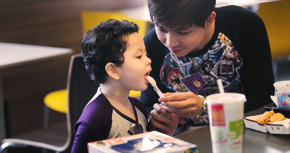 Nam diễn viên Bóng ma học đường cũng không ỷ lại việc chăm con cho vợ. Từ khi bé Sushi chào đời, đêm nào anh cũng thức pha sữa, thay tã cho con.