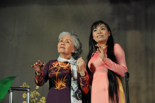 NSƯT Út Bạch Lan và NS Cao Mỹ Châu trong bài ca cổ Xuân đất khách (soạn giả Viễn Châu)