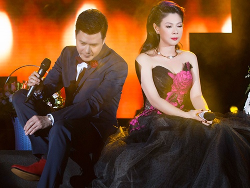 Thanh Thao roi nuoc mat khi tai ngo Quang Dung tren san khau hinh anh