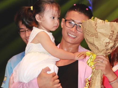 Thien Vuong (nhom MTV) lan dau khoe con gai tren san khau hinh anh