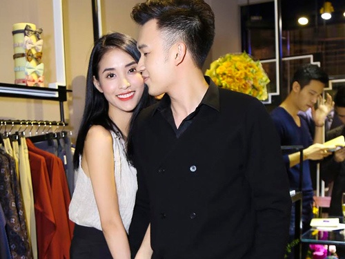 Duong Trieu Vu om chat Mai Ho trong su kien hinh anh