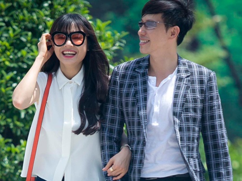 Nha Phuong khoac tay than mat Y Thanh tren pho di bo Sai Gon hinh anh