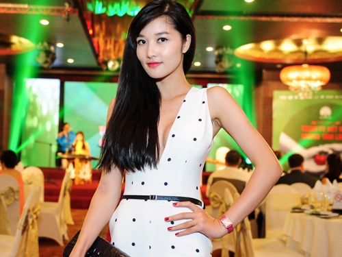 Trieu Thi Ha dien jumpsuit xe sau di su kien hinh anh