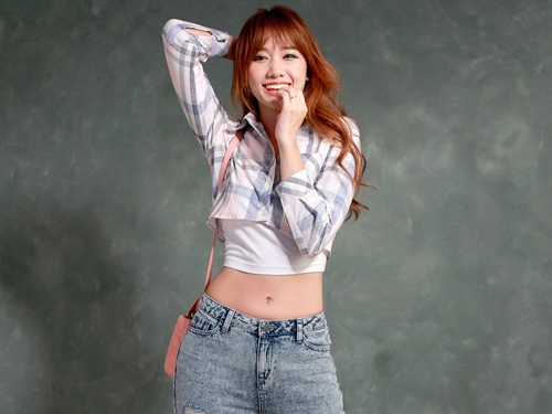 Hari Won chuong loat trang phuc khoe eo thon, chan dai hinh anh