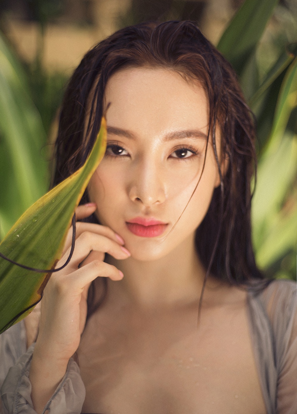 Với Angela Phương Trinh, cô mong muốn khán giả đón nhận mình bằng những hoạt động nghệ thuật hơn là những scandal về đời tư.  Bộ ảnh được sự giúp đỡ của nhiếp ảnh: Bobby Nguyễn, stylist: Đoàn Phương Anh, make up: Beo, trang phục: Lâm Gia Khang