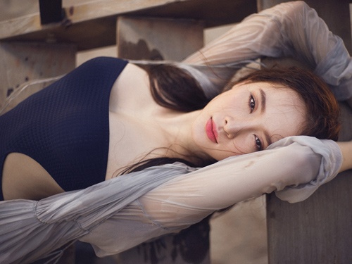 Angela Phuong Trinh quyen ru voi bikini truoc bien hinh anh