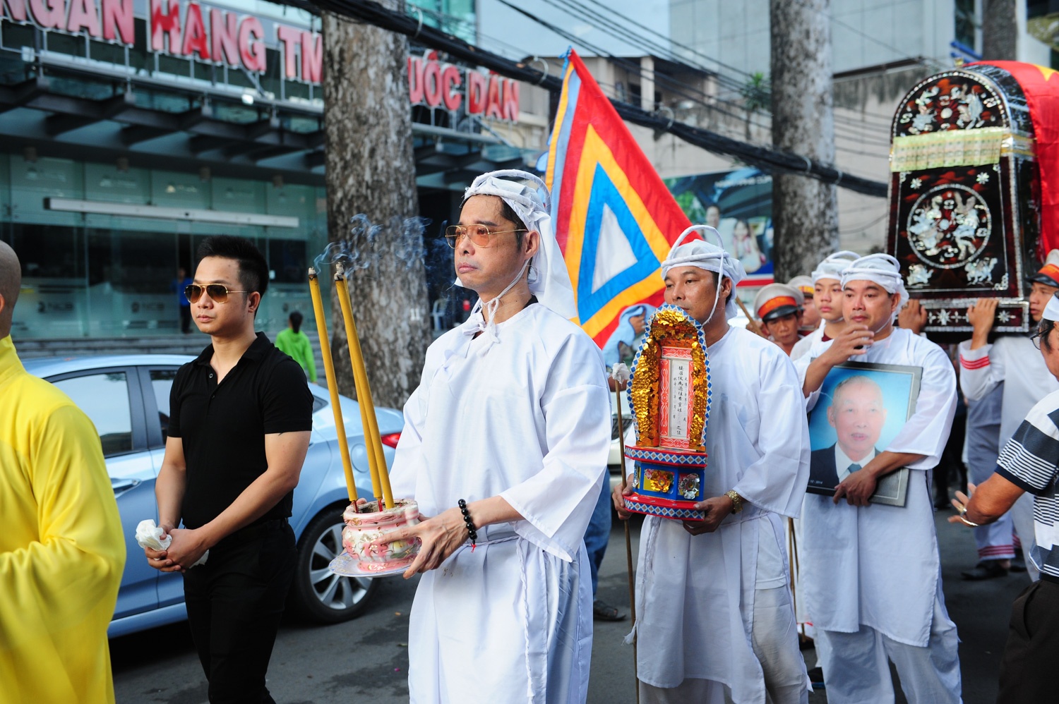 Nam ca sĩ Quách Tuấn Du và Nguyễn Phi Hùng luôn bên cạnh động viên ca sĩ đàn anh trong tang lễ. Ngoài đời, Ngọc Sơn là thần tượng trong dòng nhạc bolero của ca sĩ họ Quách. 