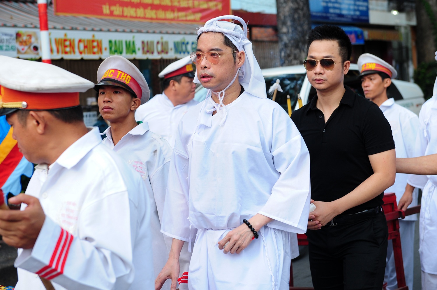 Trước sự ra đi của cha, Ngọc Sơn chia sẻ tạm ngừng ca hát trong thời gian tới. Ngọc Sơn cũng từ chối tham gia đêm nhạc Tình khúc vượt thời gian diễn ra tối 27/6 dù nhận lời trước đó. Anh xin lỗi và hẹn tái ngộ khán giả chương trình vào dịp khác. 