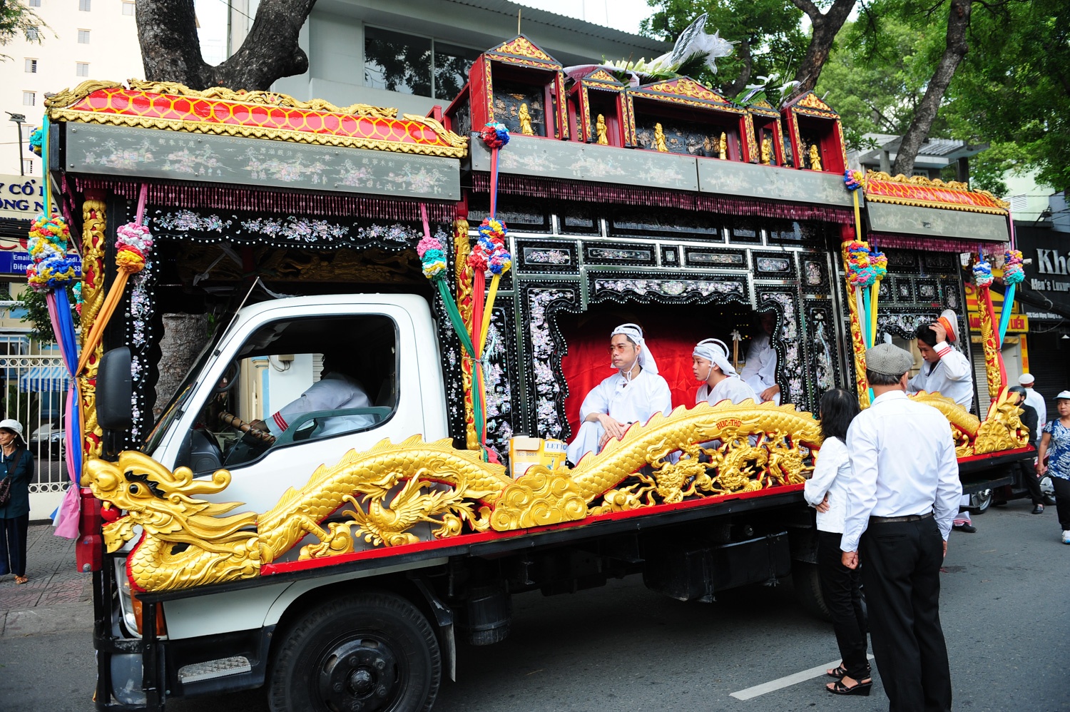 Ngọc Sơn thất thần trên xe tang đưa cha về nơi an nghỉ cuối cùng. 