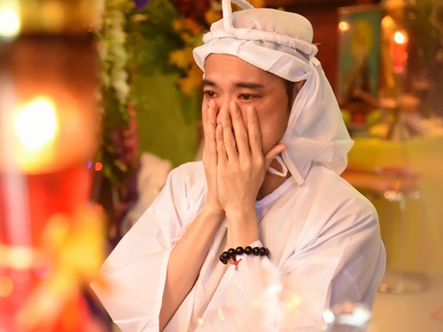 Ngoc Son om mat khoc tien biet cha lan cuoi hinh anh