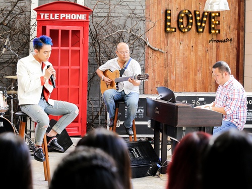 Son Tung M-TP bieu dien 'Am tham ben em' live streaming hinh anh