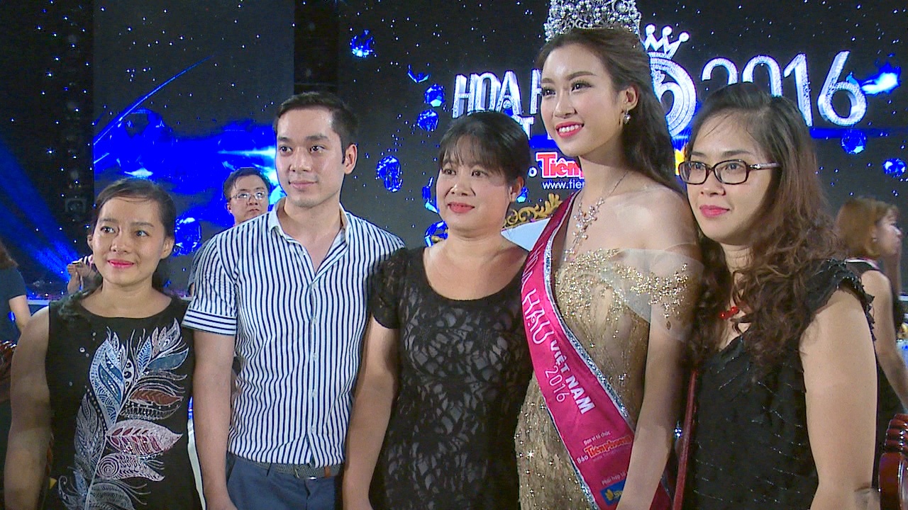 Gia dinh hanh phuc khi My Linh dang quang Hoa hau Viet Nam hinh anh