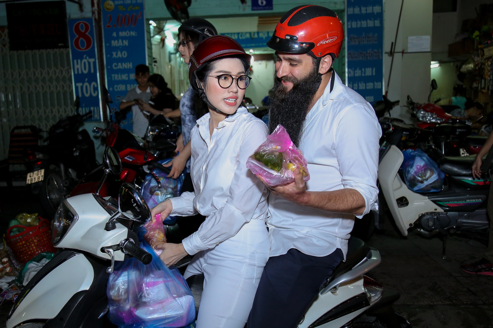 đạo diễn Kong đi xe máy phát cơm người nghèo ảnh 10 dao dien Kong di xe may phat com nguoi ngheo anh 10