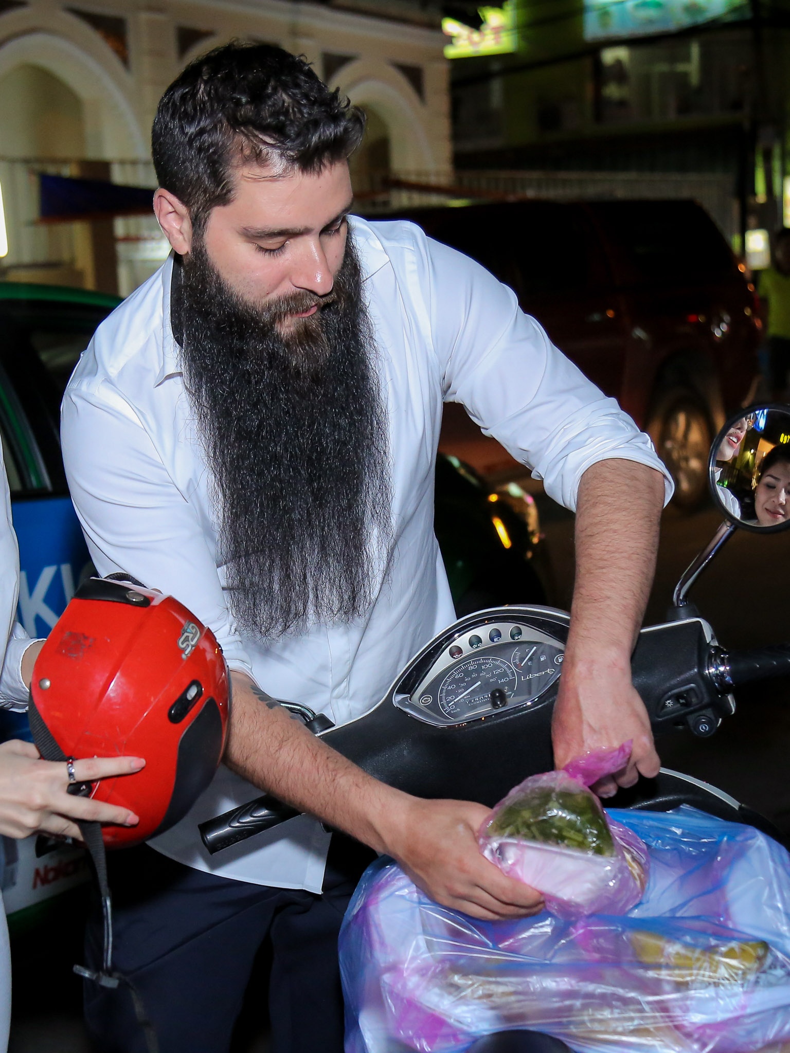 đạo diễn Kong đi xe máy phát cơm người nghèo ảnh 7 dao dien Kong di xe may phat com nguoi ngheo anh 7