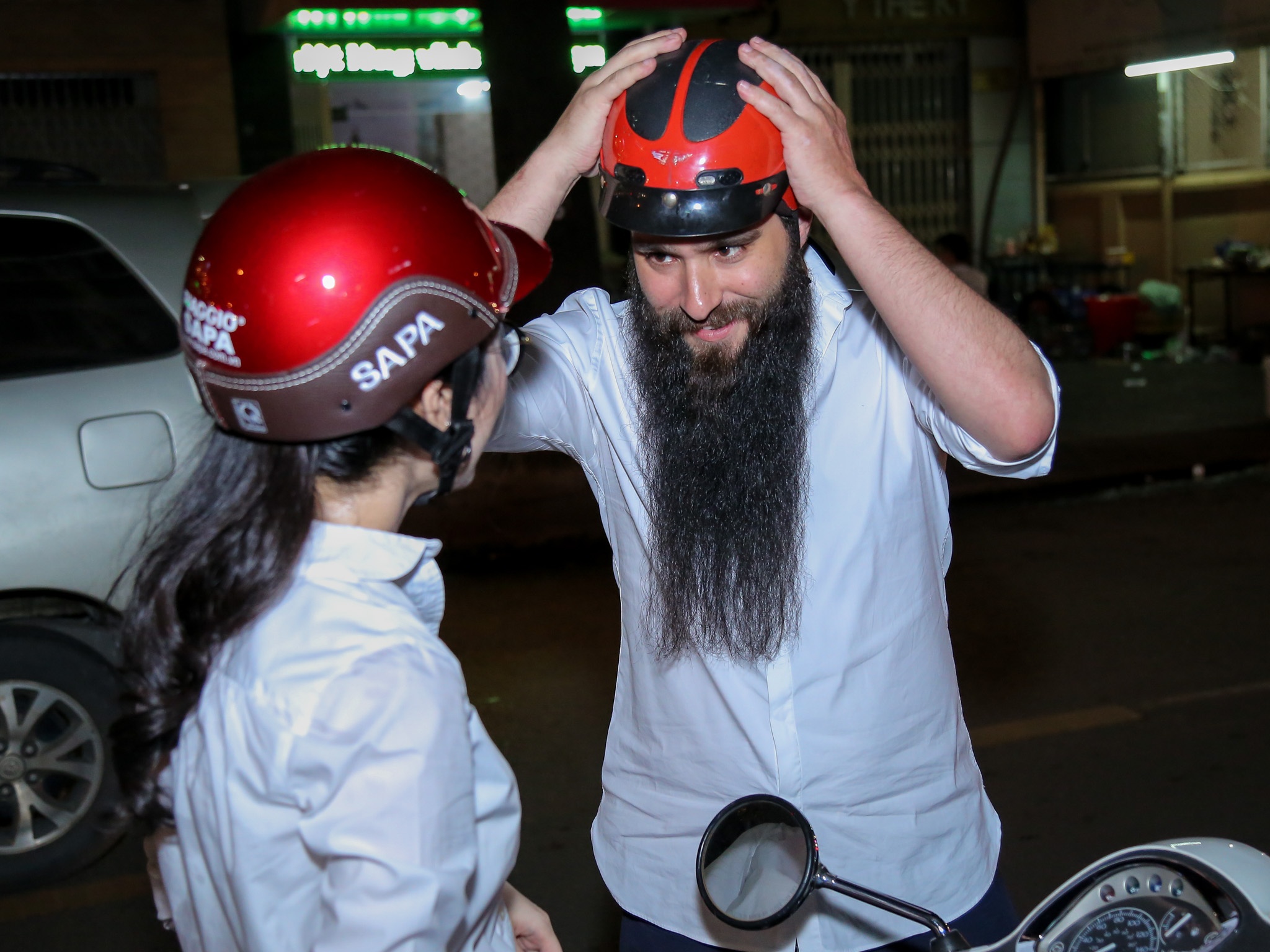 đạo diễn Kong đi xe máy phát cơm người nghèo ảnh 8 dao dien Kong di xe may phat com nguoi ngheo anh 8